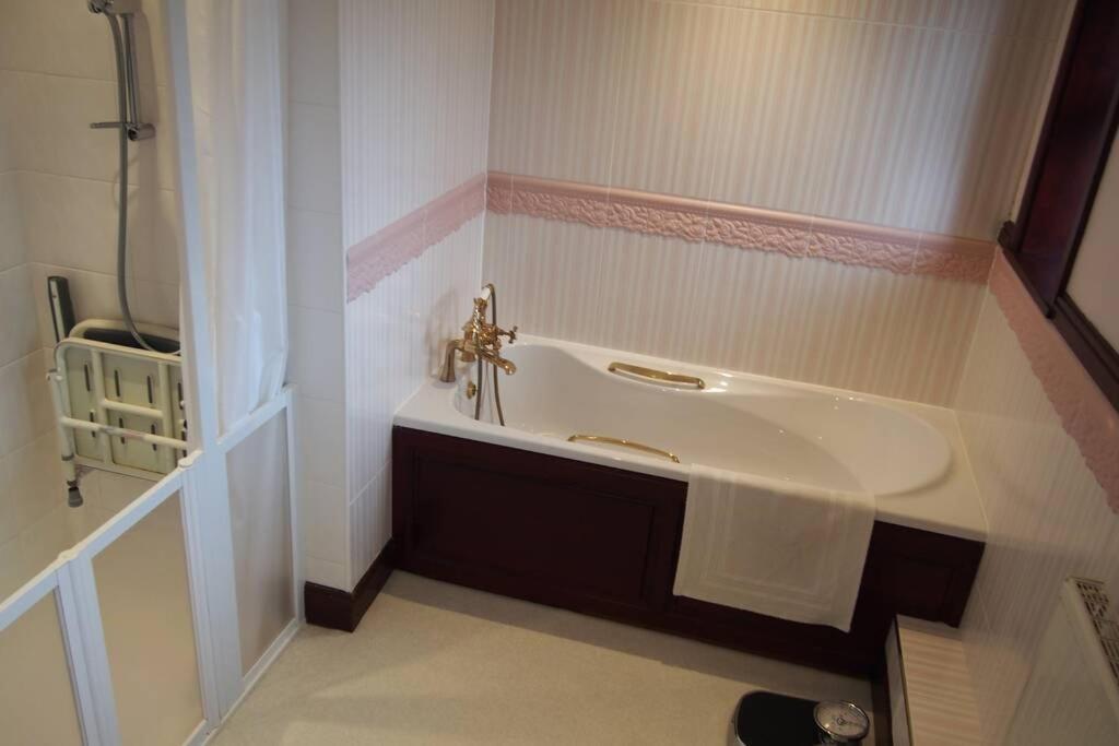 Hectors House Comfortable 4 Bed House In Mature Gardens Yelverton Extérieur photo